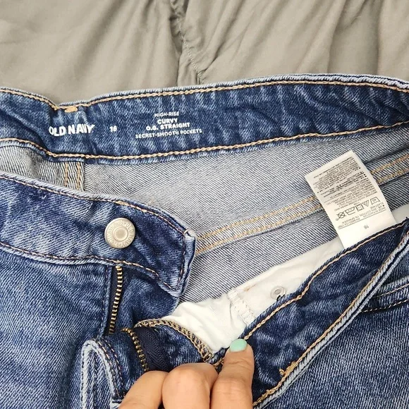 Old navy high rise curvy jean shorts - Picture 4 of 4